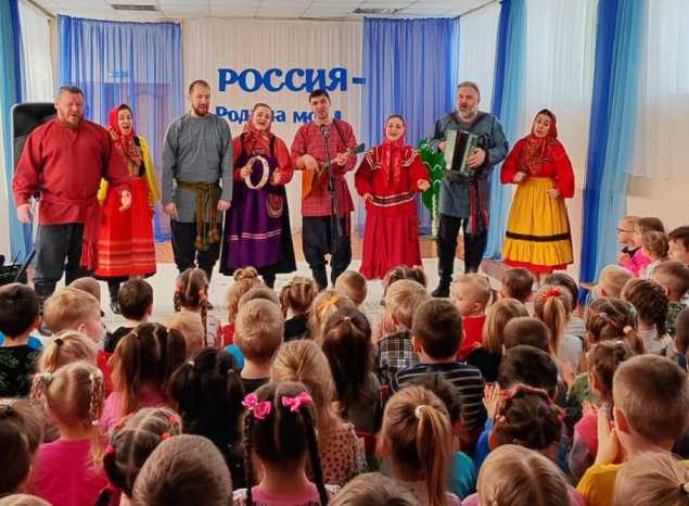 Ансамбль «Миряне» выступил в детском саду № 130